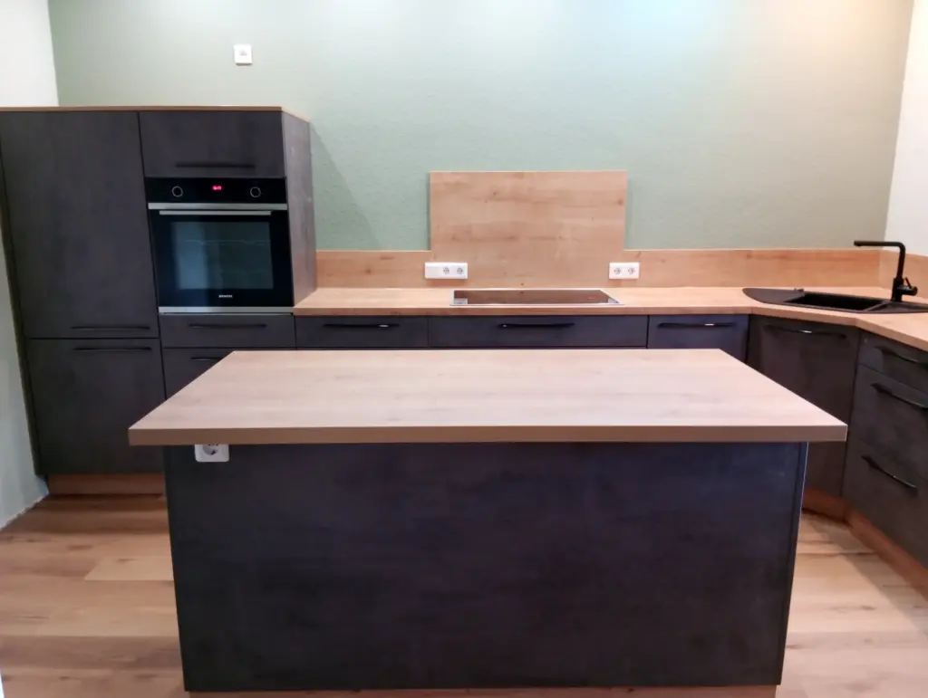 Küche nach Maß aus Holz, individuelle Planung & professionelle Montage. Ihre Küche vom Tischler in Viersen, MG, Nettetal & Umgebung.