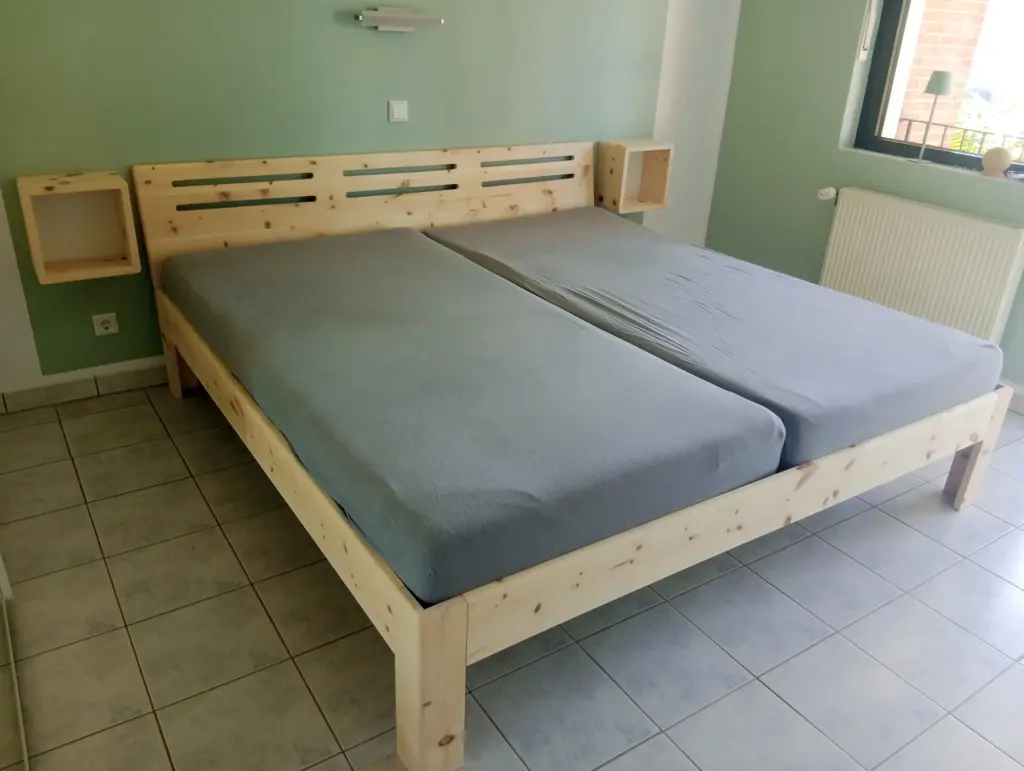 Tischlerei_Heyman_Zirbenholzm_bel_Bett__2